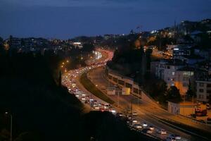 Peru Istambul 12 janeiro 2023, muitos carros dentro uma Alto longe às noite topo Visão foto