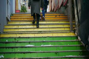 velho colorida escada conduzindo acima dentro Istambul , foto