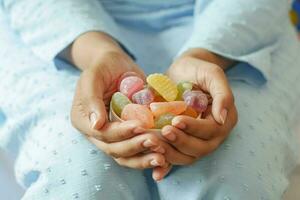 colorida doce doce geléia dentro uma tigela em mesa foto