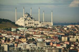 Alto ângulo Visão do camlica mesquita e Istambul cidade foto