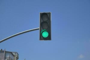 verde cor tráfego luz contra azul fundo foto