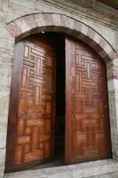 uma ampla de madeira velho porta dentro Peru foto