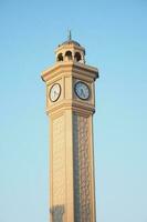 relógio torre contra azul céu , foto