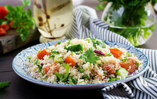 tradicional libanês salada tabule. cuscuz com salsinha, tomate, pepino, limão e Oliva óleo. meio Oriental cozinha. foto