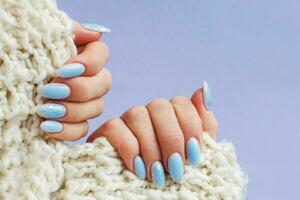 unhas aconchegantes com manicure de inverno com flocos de neve foto