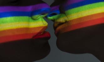 transparência da bandeira do orgulho em duas pessoas lgbt se beijando foto