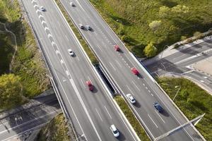 carros dirigindo na vista aérea da rua foto