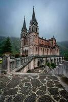 basílica de santa maria la real de covadonga, astúrias, Espanha. foto