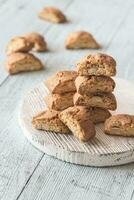 cantuccini em a de madeira borda foto