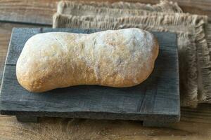 ciabatta em a de madeira borda foto