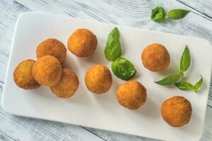 Bolinho de arroz em a branco prato foto