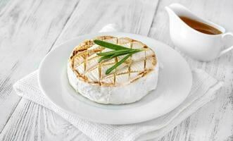 closeup grelhado de camembert foto