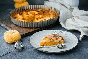 pronto para comer peça do fresco doce em camadas abóbora torta borrifado com em pó açúcar em uma prato em a mesa. Ação de graças tratar foto