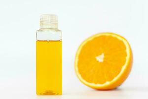 laranja óleo para a corpo. cortar laranja em uma branco fundo. orgânico spa cosméticos com ervas ingredientes. foto