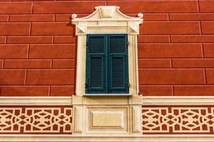 janela decorada em estilo art nouveau em sestri levante, genoa, liguria, itália foto