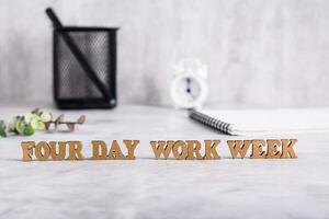quatro dia trabalhos semana palavra a partir de de madeira cartas em Área de Trabalho conceito foto