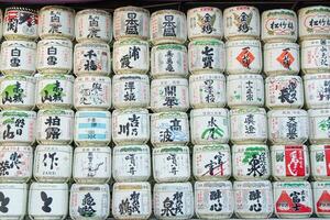 harajyuku, Tóquio, Japão - fevereiro 1, 2023, bem barris às meiji-jingu santuário foto