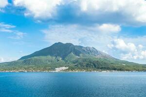 Sakurajima montanha, mar e azul céu fundo, kagoshima, kyushu, Japão foto