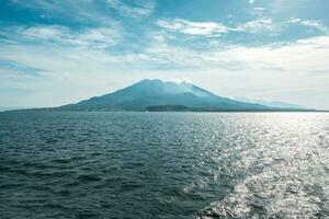 Sakurajima montanha, mar e azul céu fundo, kagoshima, kyushu, Japão foto