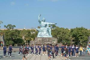 Nagasaki, Kyushu, Japão - Outubro 24, 2018 Nagasaki Paz estátua às Nagasaki Paz parque, comemorativo a atômico bombear durante mundo guerra 2 em agosto 9, 1945. uma símbolo do esperança e Paz foto