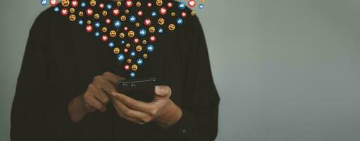 o negócio homem toque a tela em inteligente telefone com emoção ícones. social rede e social meios de comunicação marketing conceito. foto