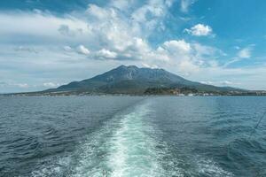 Sakurajima montanha, mar e azul céu fundo, kagoshima, kyushu, Japão foto