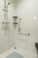 banheiro chuveiro e corrimão para idosos pessoas às a banheiro dentro hospital, seguro e médico conceito foto
