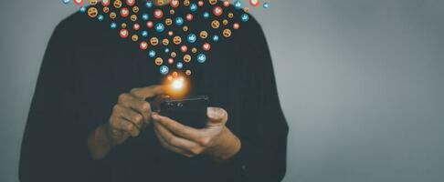 o negócio homem toque a tela em inteligente telefone com emoção ícones. social rede e social meios de comunicação marketing conceito. foto