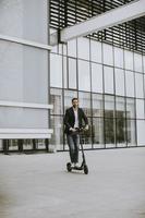 empresário viajando diariamente em uma scooter foto