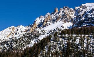 picos de dolomita com neve foto