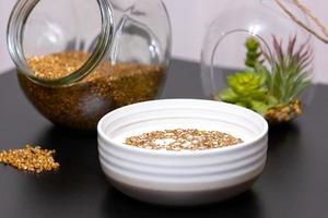 alimentação saudável mingau de trigo sarraceno em um prato cheio de leite em uma mesa escura com verduras foto