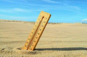 termômetro em a areia foto
