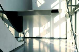 sombra e luz reflexão dentro a construção Visão e comovente escada rolante foto