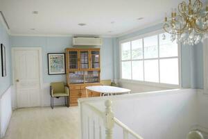superior chão branco casa com vintage estilo decoração e escada foto
