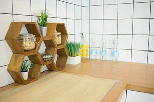 interior Conner contador do uma cozinha quarto com mínimo estilo com branco parede telha e madeira chão foto