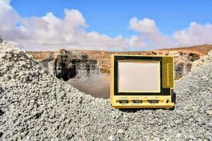 vintage televisão em a pedras foto