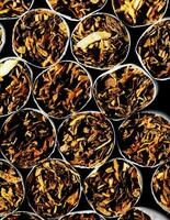 indústria do tabaco com cigarros empilhados foto