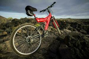 cênico Visão com montanha bicicleta foto