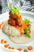 arroz frango carne tomate molho segundo curso saudável refeição Comida lanche em a mesa cópia de espaço Comida fundo rústico topo Visão foto