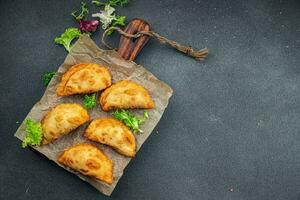 empanadas tortas recheado carne refeição Comida lanche em a mesa cópia de espaço Comida fundo rústico topo Visão foto