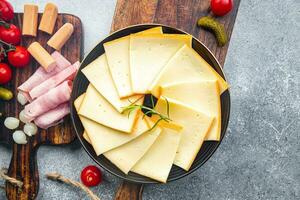 raclette queijo lanche Aperitivo Comida em a mesa cópia de espaço Comida fundo rústico topo Visão foto