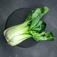 repolho bok choy ou pak choy cru vegetal fresco saudável refeição Comida lanche em a mesa cópia de espaço Comida fundo rústico topo Visão ceto ou paleo dieta vegetariano vegano ou vegetariano Comida foto