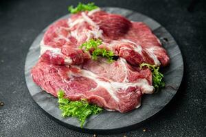 carne de porco cru carne refeição Comida lanche em a mesa cópia de espaço Comida fundo rústico topo Visão foto