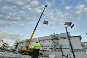 industrial guindaste trabalhando e elevação poder gerador debaixo luz solar e azul céu, pesado equipamento guindaste foto