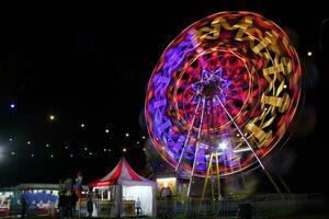 ferris roda às a noite foto