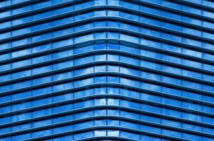 moderno escritório construção com azul vidro janela foto