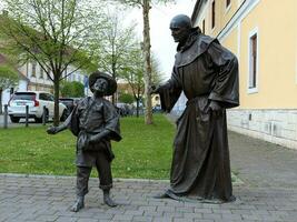 alba iulia , romênia - pode 1 2023 , a multidão do estátuas fez do bronze este pode estar encontrado perto a Centro do a fortaleza.este estátuas presente diferente status do a pessoas costas dias foto