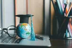 graduação boné com terra globo. conceito do global o negócio estudar, no exterior educacional, costas para escola. Educação dentro global mundo, estude no exterior o negócio dentro universidades dentro mundialmente. língua estude foto