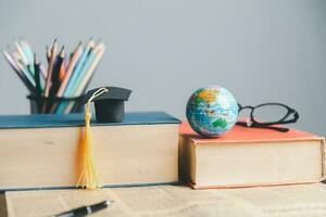 graduação boné com terra globo. conceito do global o negócio estudar, no exterior educacional, costas para escola. Educação dentro global mundo, estude no exterior o negócio dentro universidades dentro mundialmente. língua estude foto