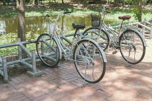 bicicleta estacionamento, viagem estrada cidade rua parque foto